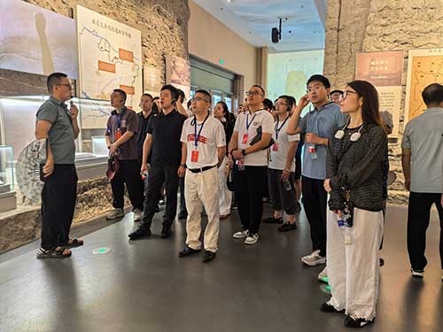 中粮集团大悦城控股北方大区公司西安公司党总支部精心策划了一场以“践行西柏坡精神，走好新时代赶考路”为主题的红色践学活动
