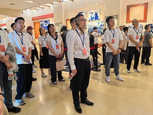 中粮集团大悦城控股北方大区公司西安公司党总支部精心策划了一场以“践行西柏坡精神，走好新时代赶考路”为主题的红色践学活动